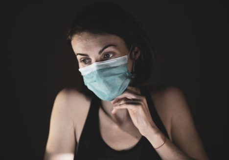 Frau mit Maske